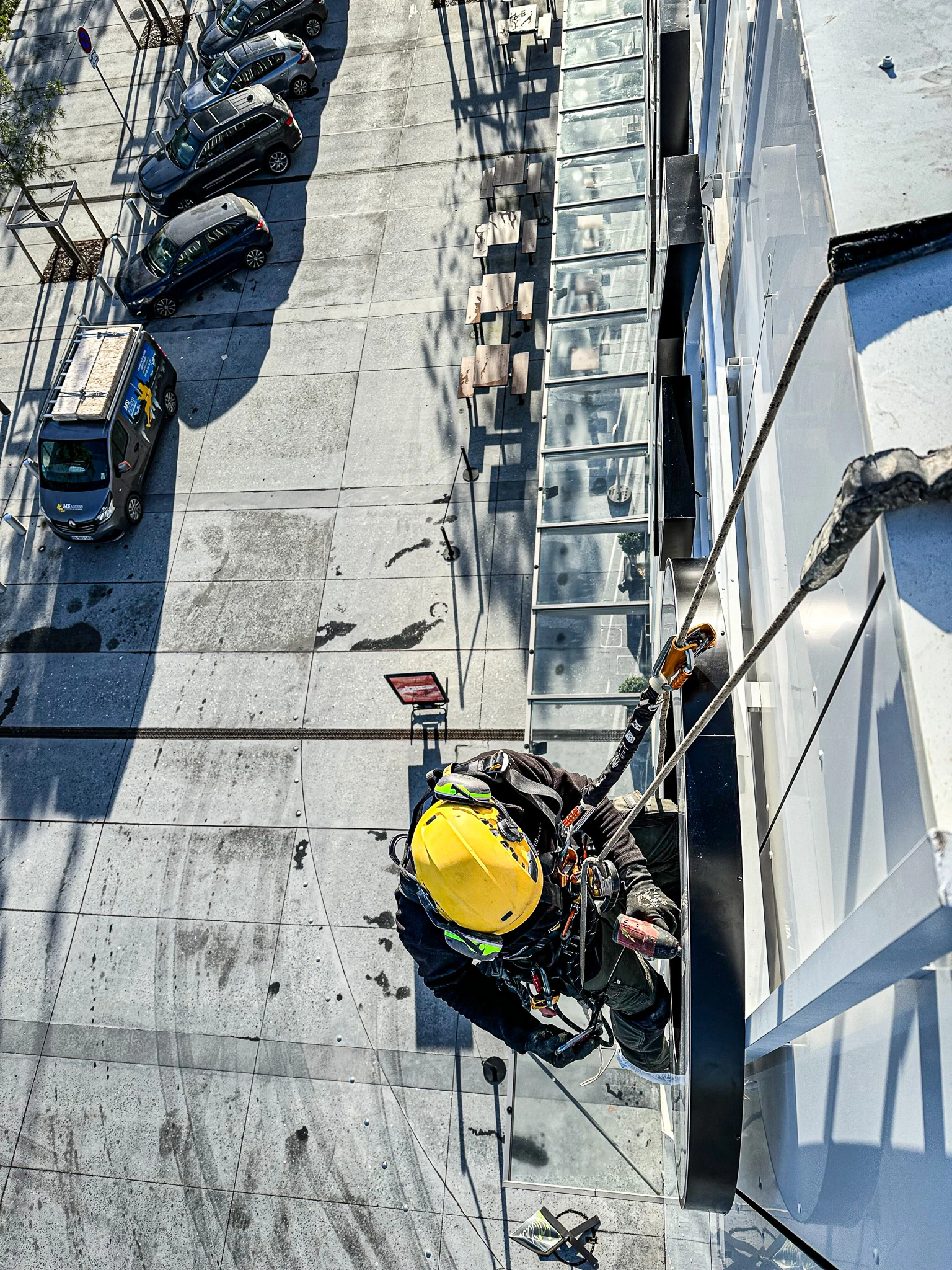 Intervention de cordistes MS Access pour visible de loin chez ATOMIC NEON à Bordeaux (bâtiment) – 2